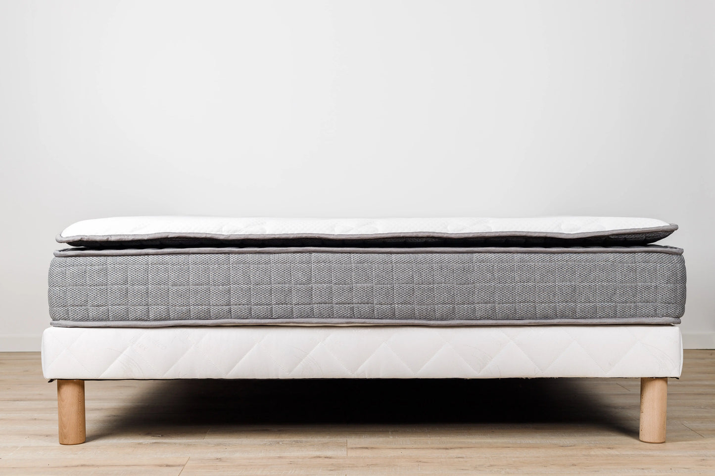 Matelas ROYAL à Ressorts Ensachés 26 cm + Surmatelas Mousse + Sommier 140x190 + Pieds Inclus